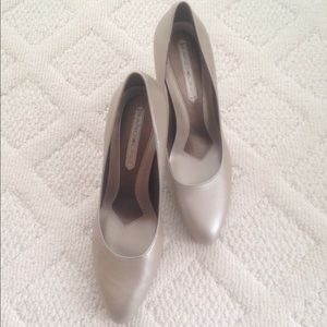 {Bandolino} NIB Silver Taupe Heels